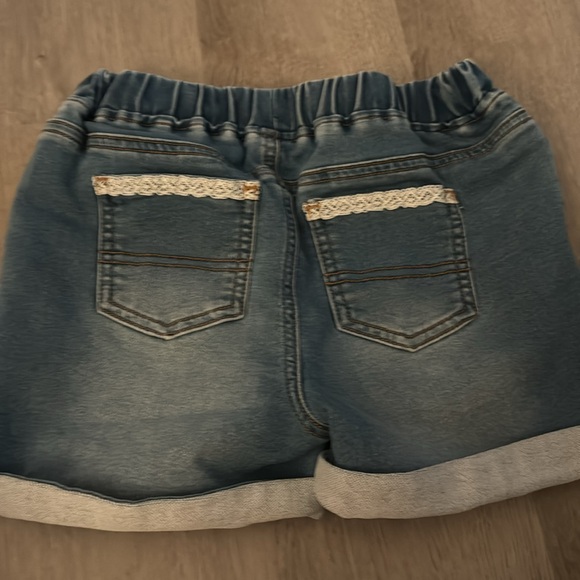 Adorable used denim shorts for little girl size small epic threads - Picture 4 of 4